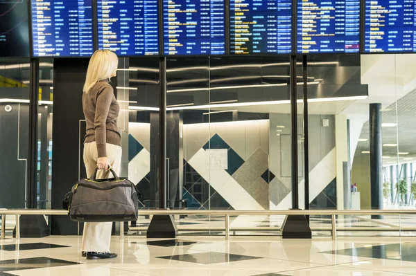Podróżniczka Patrzy Tablicę Lotnisku Transport Publiczny Podróży — Zdjęcie stockowe
