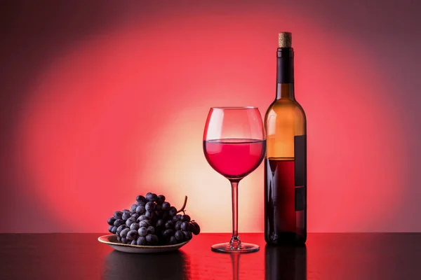 Composición Del Vino Sobre Fondo Rojo Oscuro Estilo Barra — Foto de Stock