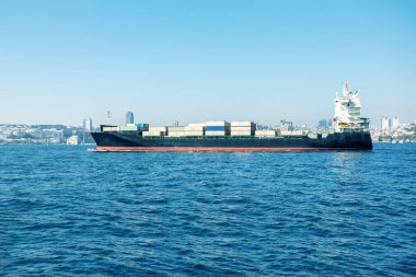 Denizde kargo konteynırları olan bir yük gemisi..