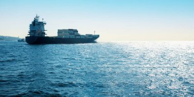 Ticari ticaret lojistik ve ulaşım ithalatında ticari konteynır taşıyan konteyner kargo gemisi. Pankart.