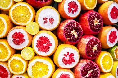 Meyve suyu, limon ve portakallar bir meyve dükkanının tezgahında satılıyor. Meyve arka planı. Sağlıklı beslenme konsepti.