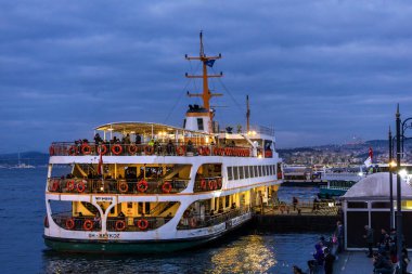 Türkiye, İstanbul, 27 Ekim 2021. Gece vakti rıhtımda park etmiş bir yolcu gemisi..