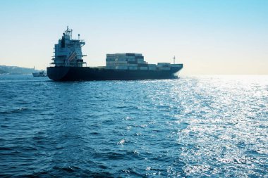 Gün batımında kargo konteynır gemisi denizde olacak. Freigh, Ulaşım, Nakliye Konsepti.