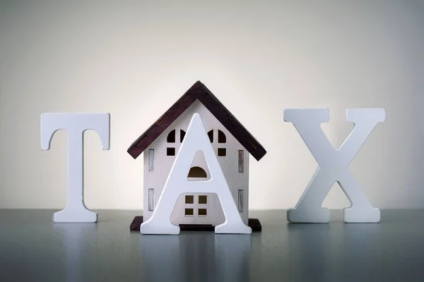 Word Tax Model House Grey Background Property Taxes Concept — Stock Photo, Image