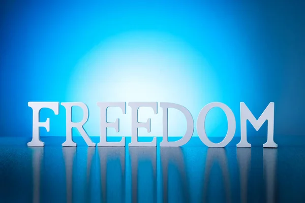 Mavi Arka Planda Freedom Sözcüğüyle Özgürlük Kavramı — Stok fotoğraf