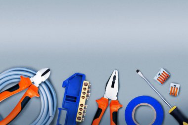 Gri arkaplan üzerine metin için elektrikçi araçları, ekipman ve boşluk ile düz bileşim yatıyordu.