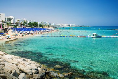 Kıbrıs 'ın Protaras tatil köyü İncir Ağacı Koyu' nun sahili manzarası. Yaz tatili.