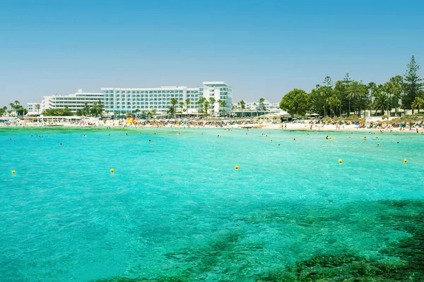 Nissi sahilinin güzel manzarası Agia Napa Kıbrıs. Yaz tatili, seyahat konsepti.
