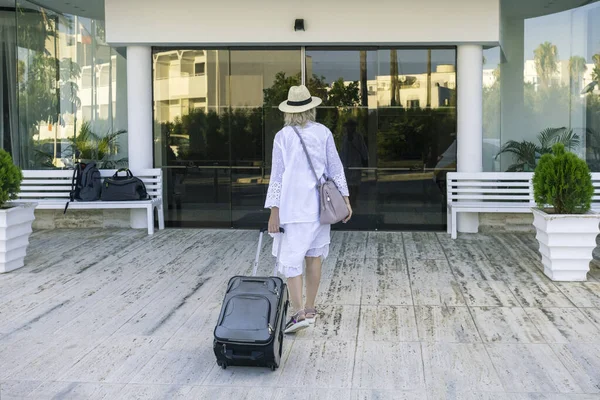 Woman Traveler Entering Hotel Summer Vacation Travel Lifestyle Concept — Zdjęcie stockowe