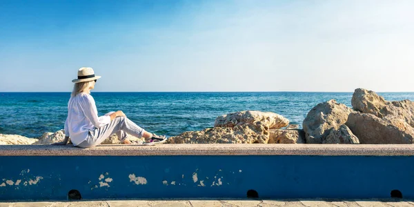 Una Mujer Madura Elegante Viajero Observa Una Hermosa Vista Del —  Fotos de Stock