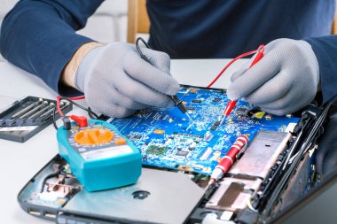 Tamir ediyorum, bozuk bilgisayarı kontrol ediyorum. Elektronik tamir atölyesi, teknoloji yenileme, işletme, işgal konsepti.