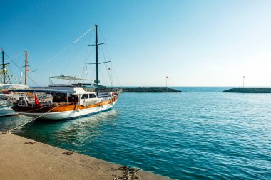 Side, Türkiye 'de özel yatlar için güzel bir marina manzarası. Yaz tatili, deniz gezisi, tatil konsepti.