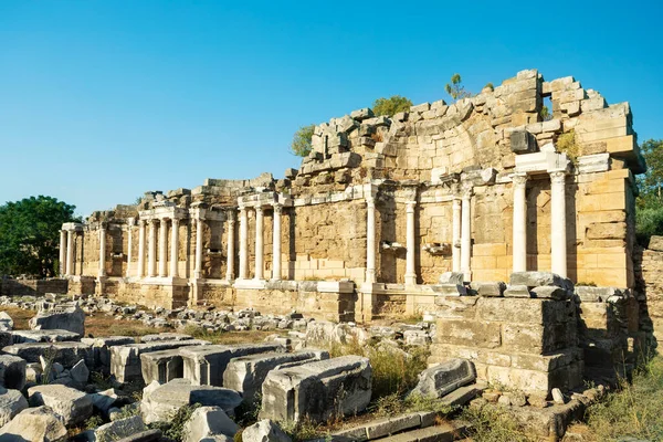 Türkiye Nin Yan Tarafındaki Tapınağın Roma Harabelerinin Manzarası — Stok fotoğraf