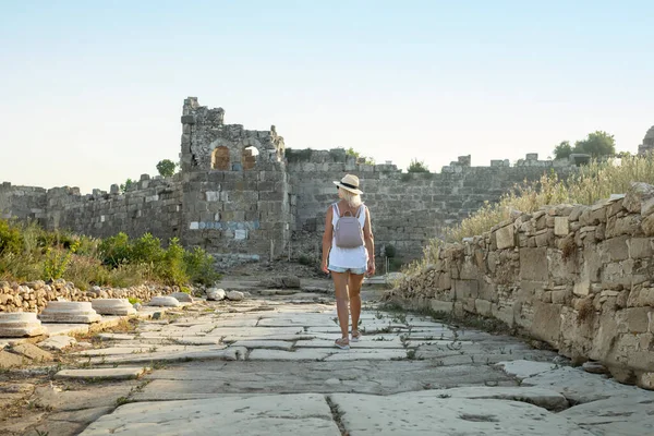 Sırt Çantalı Bir Kadın Türkiye Nin Antik Antalya Kentini Keşfediyor — Stok fotoğraf