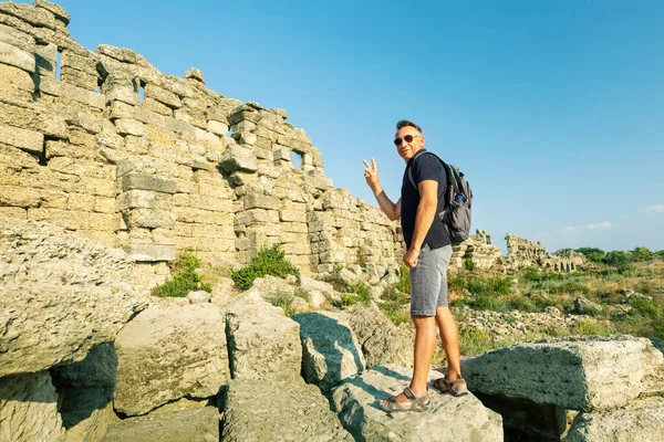 Hombre Feliz Viajero Explora Una Antigua Ruina Turquía Vacaciones Verano —  Fotos de Stock