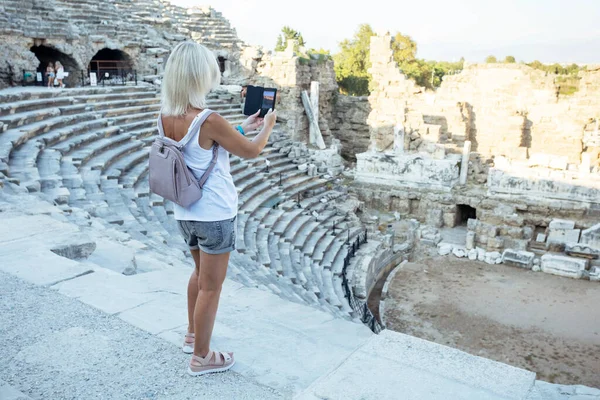 Mujer Madura Turista Fotografiando Teatro Romano Side Turquía Vacaciones Verano —  Fotos de Stock