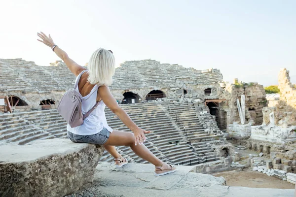 Viajero Mujer Madura Disfrutar Recorrido Por Anfiteatro Griego Antiguo Vacaciones —  Fotos de Stock