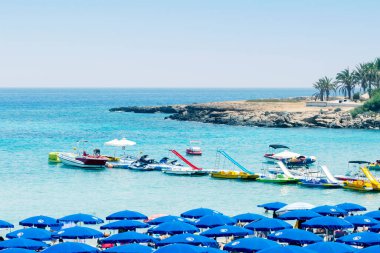 Protaras, popüler sahil incir ağacı körfezi. Kıbrıs 'ta yaz tatili. Kumsalda su sporu.