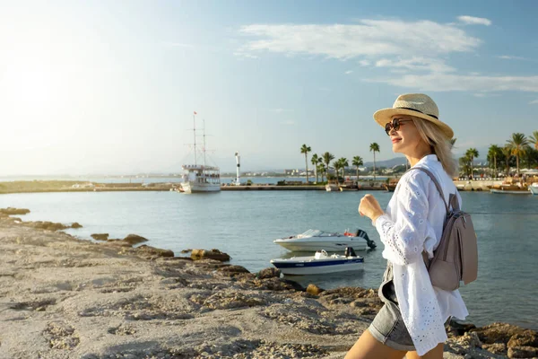 Feliz Mujer Madura Caminando Por Puerto Side Turquía Concepto Vacaciones —  Fotos de Stock