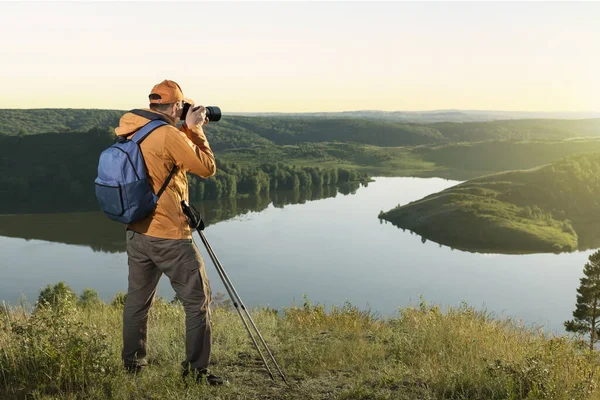 Starší Cestovatel Muž Batohem Stojí Horách Fotí Šťastný Muž Turistika — Stock fotografie