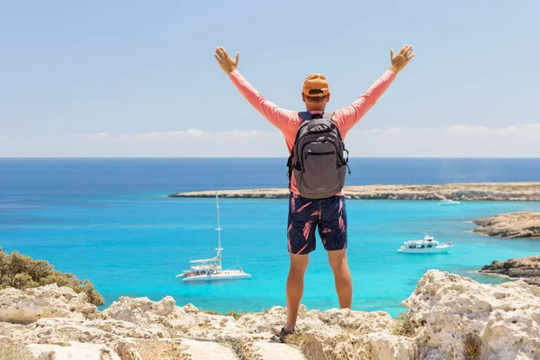 Hombre Feliz Maduro Disfrutando Las Vacaciones Verano Mar Libertad Vacaciones —  Fotos de Stock