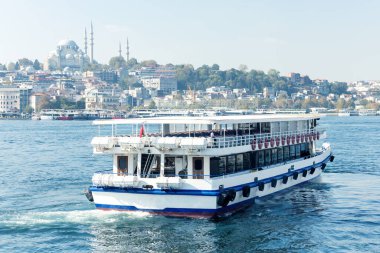 İstanbul, Türkiye 'de turistik yolcu gemisi. İstanbul 'da toplu su taşımacılığı. Türkiye 'de yaz tatili.