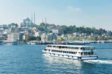 İstanbul, İstanbul, Tukkey 'de beyaz yolcu gemisi. Yaz, bahar tatili konsepti. Toplu su taşımacılığı.