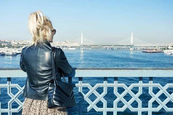 Mujer Madura Viajera Pie Puente Galata Mira Bósforo Estambul Turquía —  Fotos de Stock