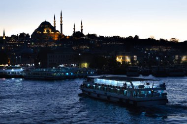 Süleyman Camii 'nin, Boğaz' ın ve rıhtımın güzel gece manzarası.