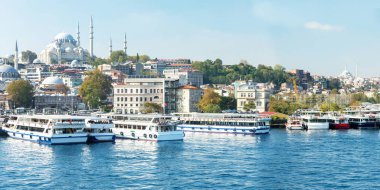 İstanbul rıhtımının güzel panoramik manzarası. İstanbul 'da seyahat ve tatil kavramı.