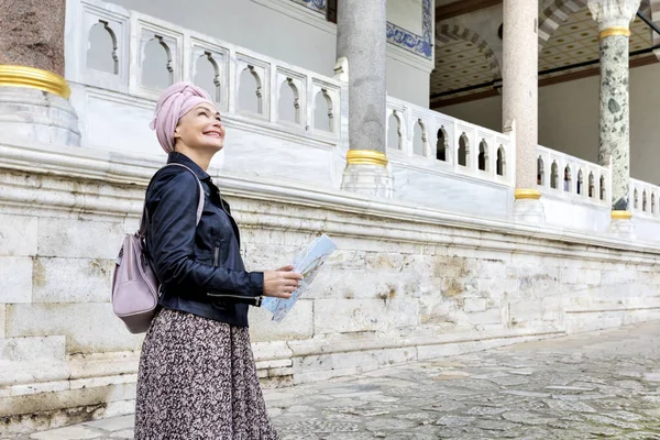 Mujer Feliz Viajero Sosteniendo Mapa Manos Hermosa Vista Del Palacio —  Fotos de Stock