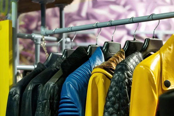 Различные Кожаные Куртки Висят Стойке Магазине — стоковое фото