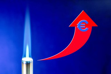 Benzin fiyatları euro artışı konsepti. Mavi gaz alevi ve kırmızı ok ile avro işareti.
