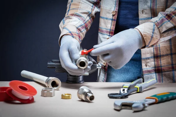 Adam evdeki su sistemini kuruyor ya da onarıyor. Tesisat onarım servisi. diy konsepti.