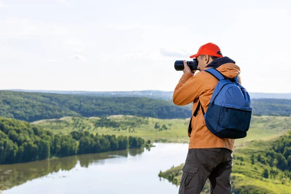 여행자는 카메라로 아름다운 풍경을 촬영한다 활동적 — 스톡 사진