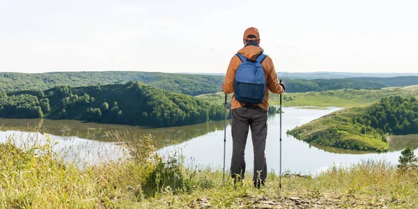 Turista Při Pohledu Přírodní Jezero Letní Den Nápis Mezerou Pro — Stock fotografie