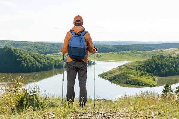 Muž Sólo Cestování Batohem Turistika Horách Turistické Stánky Blízkosti Jezera — Stock fotografie