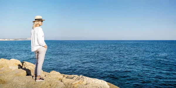 Hermosa Mujer Negocios Fuera Oficina Vacaciones Mar Banner Con Espacio —  Fotos de Stock