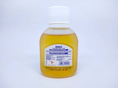 SERANG INDONEZYA - SEPTEMBER 3. 2021: Dettol sıvı bakteri veya antiseptik veya dezenfektan, küçük şişelerde kişisel ve aile koruması için (45 ml).