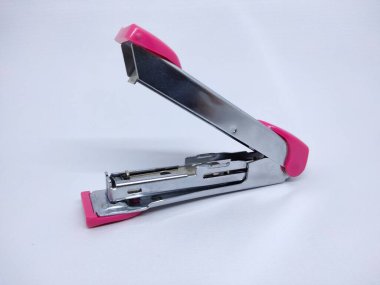 Kırmızı paslanmaz çelik zımba, beyaz arka planda izole edilmiş..