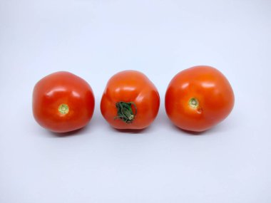 Üç kırmızı, taze ve pürüzsüz domates..