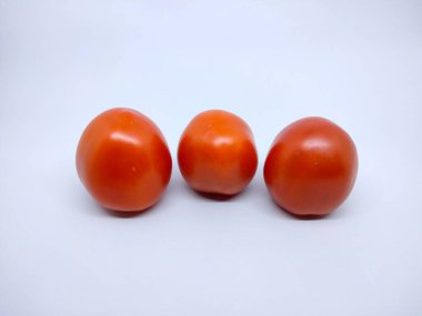 Üç kırmızı, taze ve pürüzsüz domates..
