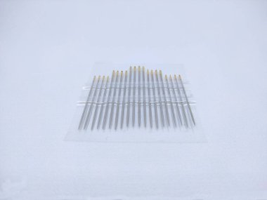 El Dikişi Şırıngası beyaz arkaplanda izole