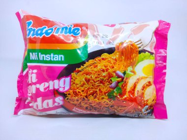 SERANG, INDONEZYA - 8 Eylül 2021: Indomie Endonezya 'nın en popüler hazır eriştesidir ve hatta dünyanın en iyilerinden biri haline gelmiştir. Bu Indomie, baharatlı kızarmış eriştenin bir çeşidi..
