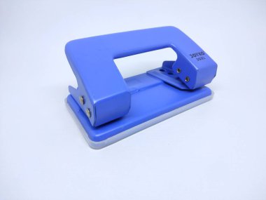 SERANG, INDONEZYA - 8 Eylül 2021: beyaz arkaplanda izole edilmiş kağıt için mavi delik delgisi kapat