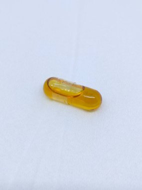 SERANG, İNDONEZYA - 15 Eylül 2021: zeytin yağı kapsülleri. Doğal antioksidan, artan bağışıklık, cilt güzelliği, erken yaşlanmayı önlemenin yanı sıra hamile ve emziren kadınlar için ek madde olarak.