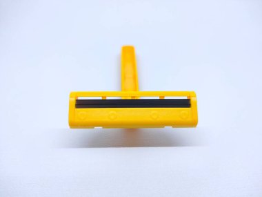 SERANG, İNDONEZYA - 19 Eylül 2021: Sarı tıraş bıçağı, genellikle bıyık, sakal ve ince saçlar için.