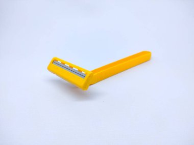 SERANG, İNDONEZYA - 19 Eylül 2021: Sarı tıraş bıçağı, genellikle bıyık, sakal ve ince saçlar için.