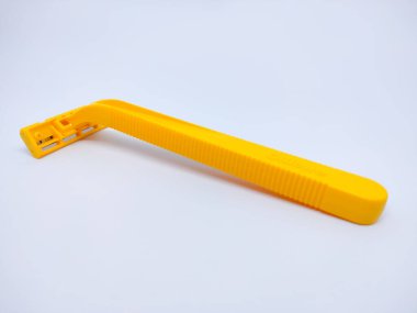 SERANG, İNDONEZYA - 19 Eylül 2021: Sarı tıraş bıçağı, genellikle bıyık, sakal ve ince saçlar için.