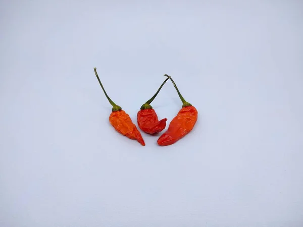 三个干辣椒或三个干辣椒 通常用于调味煮过的面条 蔬菜汤 水果沙拉等 — 图库照片